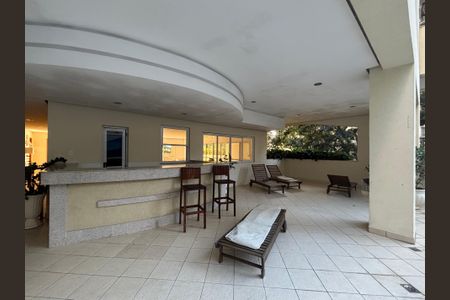 Apartamento à venda com 200m², 3 quartos e 2 vagas Apartamento à venda com 200m², 3 quartos e 2 vagasÁrea comum - piscina