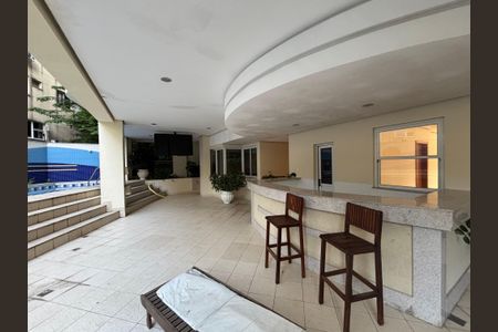 Apartamento à venda com 200m², 3 quartos e 2 vagas Apartamento à venda com 200m², 3 quartos e 2 vagasÁrea comum - piscina