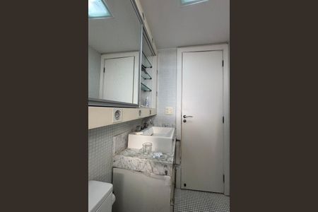 Apartamento à venda com 200m², 3 quartos e 2 vagas Apartamento à venda com 200m², 3 quartos e 2 vagasBanheiro Suíte