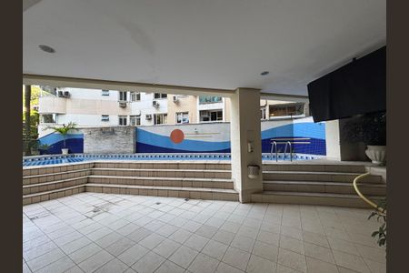 Apartamento à venda com 200m², 3 quartos e 2 vagas Apartamento à venda com 200m², 3 quartos e 2 vagasÁrea comum - piscina