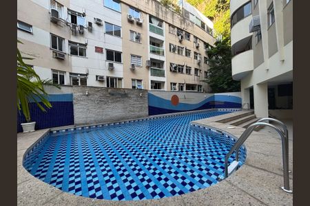 Apartamento à venda com 200m², 3 quartos e 2 vagas Apartamento à venda com 200m², 3 quartos e 2 vagasÁrea comum - piscina
