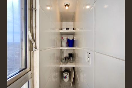 Apartamento à venda com 115m², 2 quartos e 2 vagas Apartamento à venda com 115m², 2 quartos e 2 vagasCozinha e Área de Serviço