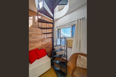 Apartamento à venda com 115m², 2 quartos e 2 vagas Apartamento à venda com 115m², 2 quartos e 2 vagasEscada