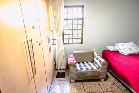 Casa à venda com 315m², 4 quartos e 6 vagas Casa à venda com 315m², 4 quartos e 6 vagasQuarto