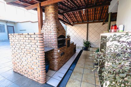 Casa à venda com 315m², 4 quartos e 6 vagas Casa à venda com 315m², 4 quartos e 6 vagasEspaço gourmet / quintal