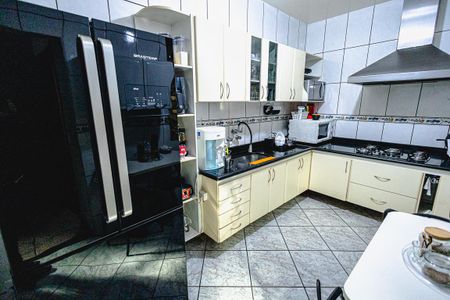 Casa à venda com 315m², 4 quartos e 6 vagas Casa à venda com 315m², 4 quartos e 6 vagasCozinha