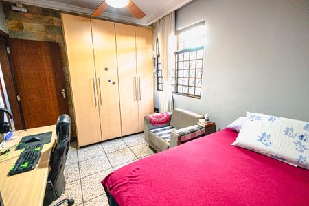 Casa à venda com 315m², 4 quartos e 6 vagas Casa à venda com 315m², 4 quartos e 6 vagasQuarto