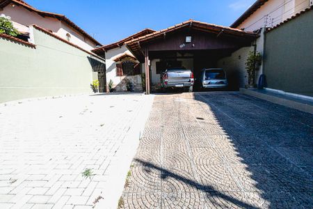 Casa à venda com 315m², 4 quartos e 6 vagas Casa à venda com 315m², 4 quartos e 6 vagasGaragem