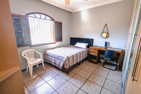 Casa à venda com 315m², 4 quartos e 6 vagas Casa à venda com 315m², 4 quartos e 6 vagasQuarto 3