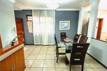 Casa à venda com 315m², 4 quartos e 6 vagas Casa à venda com 315m², 4 quartos e 6 vagasCopa