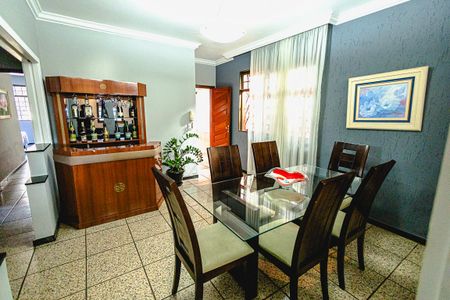 Casa à venda com 315m², 4 quartos e 6 vagas Casa à venda com 315m², 4 quartos e 6 vagasCopa