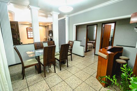 Casa à venda com 315m², 4 quartos e 6 vagas Casa à venda com 315m², 4 quartos e 6 vagasCopa