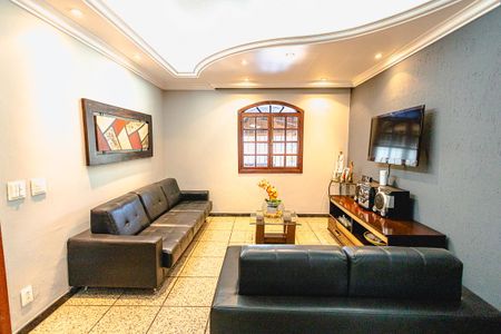 Casa à venda com 315m², 4 quartos e 6 vagas Casa à venda com 315m², 4 quartos e 6 vagasSala