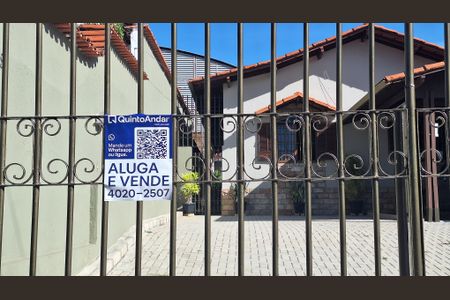 Casa à venda com 315m², 4 quartos e 6 vagas Casa à venda com 315m², 4 quartos e 6 vagasFachada/Plaquinha