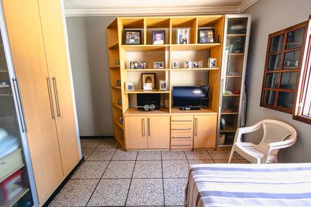 Casa à venda com 315m², 4 quartos e 6 vagas Casa à venda com 315m², 4 quartos e 6 vagasQuarto 3