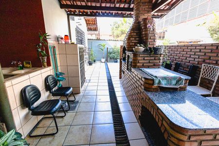 Casa à venda com 315m², 4 quartos e 6 vagas Casa à venda com 315m², 4 quartos e 6 vagasEspaço gourmet / quintal