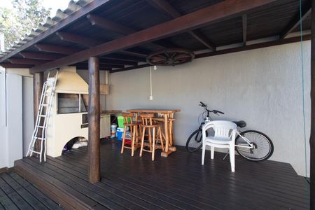 Casa à venda com 180m², 3 quartos e 3 vagas Casa à venda com 180m², 3 quartos e 3 vagasChurrasqueira