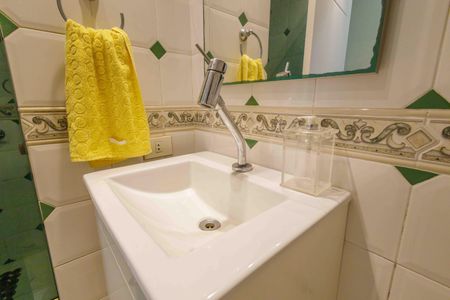 Apartamento à venda com 140m², 4 quartos e 2 vagas Apartamento à venda com 140m², 4 quartos e 2 vagasBanheiro social