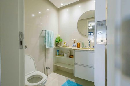 Apartamento à venda com 140m², 4 quartos e 2 vagas Apartamento à venda com 140m², 4 quartos e 2 vagasBanheiro da Suíte