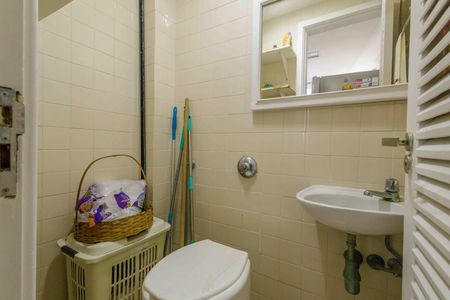 Apartamento à venda com 140m², 4 quartos e 2 vagas Apartamento à venda com 140m², 4 quartos e 2 vagasBanheiro de Serviço