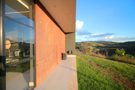 Casa de condomínio à venda com 500m², 3 quartos e 4 vagasFachada interna