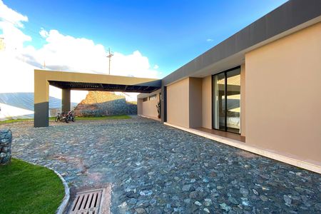 Casa de condomínio à venda com 500m², 3 quartos e 4 vagas Casa de condomínio à venda com 500m², 3 quartos e 4 vagasFachada