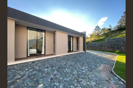 Casa de condomínio à venda com 500m², 3 quartos e 4 vagas Casa de condomínio à venda com 500m², 3 quartos e 4 vagasFachada