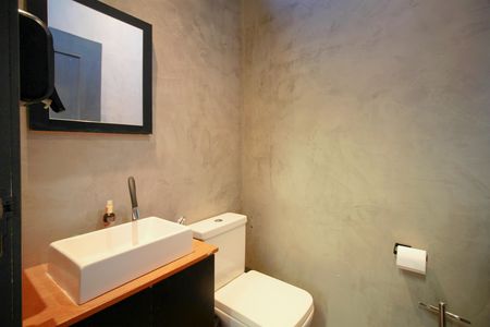 Casa de condomínio à venda com 500m², 3 quartos e 4 vagasBanheiro de serviço