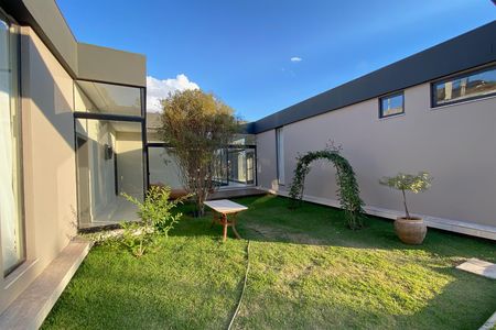 Casa de condomínio à venda com 500m², 3 quartos e 4 vagas Casa de condomínio à venda com 500m², 3 quartos e 4 vagasQuintal