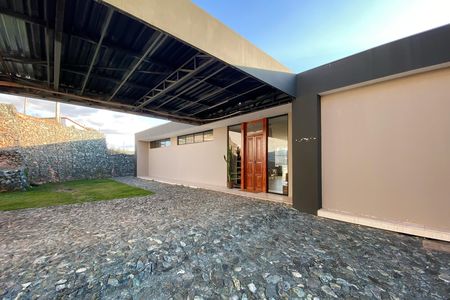 Casa de condomínio à venda com 500m², 3 quartos e 4 vagas Casa de condomínio à venda com 500m², 3 quartos e 4 vagasFachada