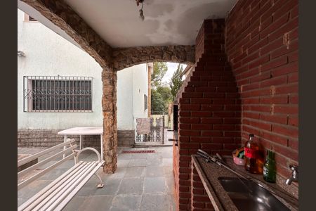 Casa à venda com 592m², 4 quartos e 6 vagas Casa à venda com 592m², 4 quartos e 6 vagasÁrea comum - Churrasqueira