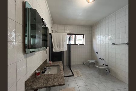Casa à venda com 592m², 4 quartos e 6 vagas Casa à venda com 592m², 4 quartos e 6 vagasBanheiro da Suíte 3