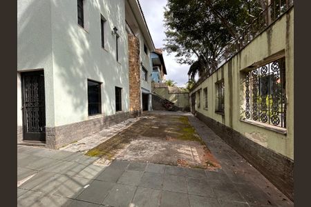 Casa à venda com 592m², 4 quartos e 6 vagas Casa à venda com 592m², 4 quartos e 6 vagasÁrea comum