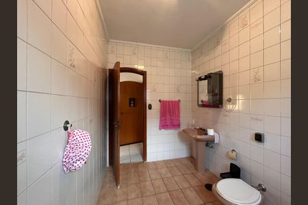 Casa à venda com 592m², 4 quartos e 6 vagas Casa à venda com 592m², 4 quartos e 6 vagasBanheiro da Suíte 1