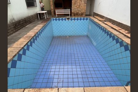 Casa à venda com 592m², 4 quartos e 6 vagas Casa à venda com 592m², 4 quartos e 6 vagasÁrea comum - Piscina