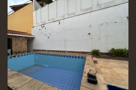 Casa à venda com 592m², 4 quartos e 6 vagas Casa à venda com 592m², 4 quartos e 6 vagasÁrea comum - Piscina
