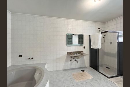 Casa à venda com 592m², 4 quartos e 6 vagas Casa à venda com 592m², 4 quartos e 6 vagasBanheiro da Suíte 3