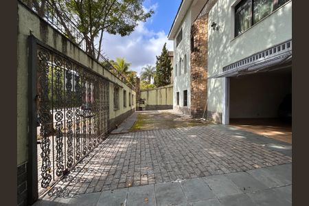 Casa à venda com 592m², 4 quartos e 6 vagas Casa à venda com 592m², 4 quartos e 6 vagasÁrea comum