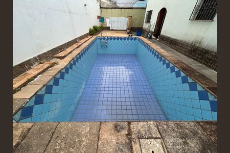 Casa à venda com 592m², 4 quartos e 6 vagas Casa à venda com 592m², 4 quartos e 6 vagasÁrea comum - Piscina