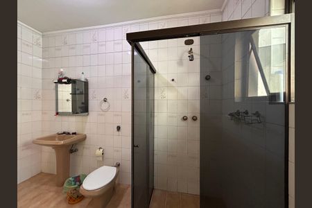 Casa à venda com 592m², 4 quartos e 6 vagas Casa à venda com 592m², 4 quartos e 6 vagasBanheiro da Suíte 2
