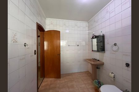 Casa à venda com 592m², 4 quartos e 6 vagas Casa à venda com 592m², 4 quartos e 6 vagasBanheiro da Suíte 2
