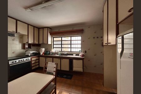 Casa à venda com 592m², 4 quartos e 6 vagas Casa à venda com 592m², 4 quartos e 6 vagasCozinha 1