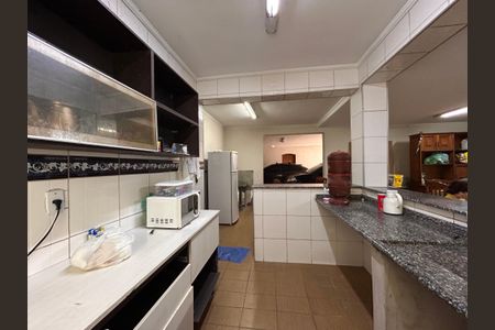 Casa à venda com 592m², 4 quartos e 6 vagas Casa à venda com 592m², 4 quartos e 6 vagasCozinha 2