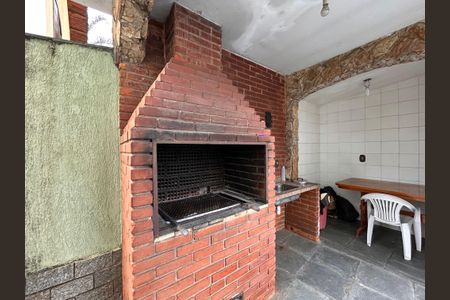 Casa à venda com 592m², 4 quartos e 6 vagas Casa à venda com 592m², 4 quartos e 6 vagasÁrea comum - Churrasqueira
