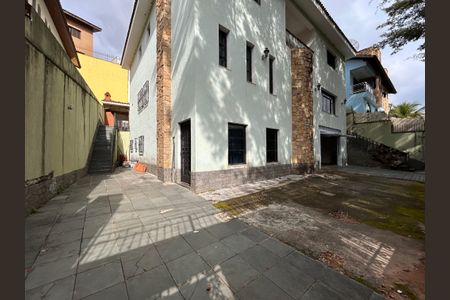 Casa à venda com 592m², 4 quartos e 6 vagas Casa à venda com 592m², 4 quartos e 6 vagasÁrea comum