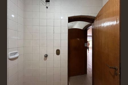 Casa à venda com 592m², 4 quartos e 6 vagas Casa à venda com 592m², 4 quartos e 6 vagasBanheiro de serviço 2