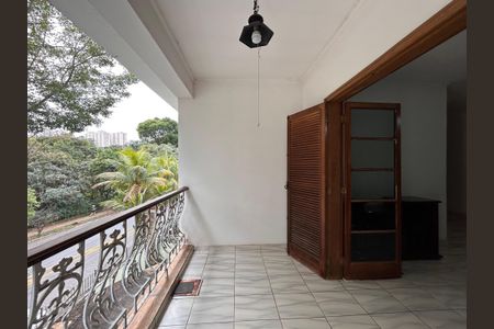 Casa à venda com 592m², 4 quartos e 6 vagas Casa à venda com 592m², 4 quartos e 6 vagasVaranda da Sala 3