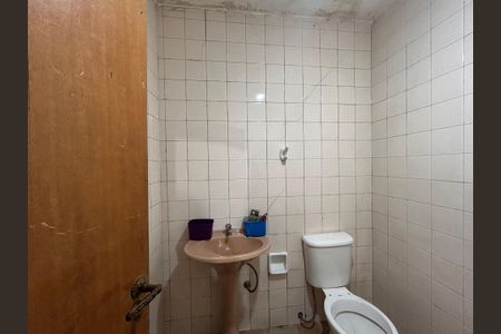 Casa à venda com 592m², 4 quartos e 6 vagas Casa à venda com 592m², 4 quartos e 6 vagasBanheiro de serviço 2