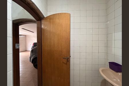 Casa à venda com 592m², 4 quartos e 6 vagas Casa à venda com 592m², 4 quartos e 6 vagasBanheiro de serviço 2