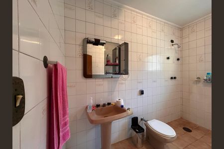 Casa à venda com 592m², 4 quartos e 6 vagas Casa à venda com 592m², 4 quartos e 6 vagasBanheiro da Suíte 1